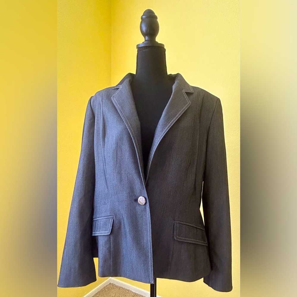 Suit Studio 2-piece Grey Suit.